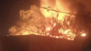 Cảnh sát nối vòi rồng dập tắt đám cháy phế liệu