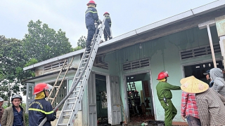 Công an xã cùng người dân phá cửa dập lửa trong ngôi nhà vắng người