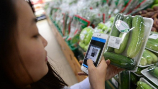 Quét mã QR truy xuất nguồn gốc sản phẩm để bảo vệ người tiêu dùng