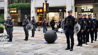 Robot cảnh sát  gây sốt ở Trung Quốc