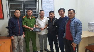 Ngồi sảnh chung cư, bất ngờ phát hiện ví chứa hơn 100 triệu đồng