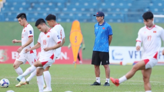 Phía sau hào quang của HLV Kim Sang-sik