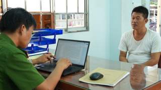 Cha dượng xâm hại tình dục bé gái 13 tuổi