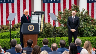 Thế giới xiêu vẹo trước “cơn bão” từ Nhà Trắng