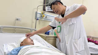 Cùng lúc phẫu thuật mở sọ và nội soi qua đường mũi, cứu người bị u tuyến yên phức tạp