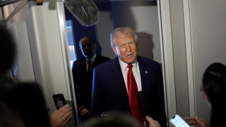 Tổng thống Trump dọa áp thêm 50% thuế với hàng Trung Quốc, nâng tổng thuế lên 104%