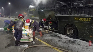 Ôtô khách bốc cháy lúc rạng sáng, 24 người thoát nạn kịp thời