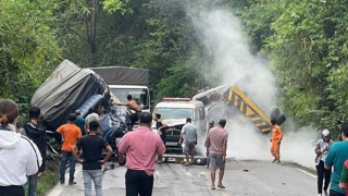 Xe chở hóa chất độc hại tông 3 ôtô trên đèo Bảo Lộc