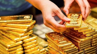 Giá vàng hôm nay lao dốc, mất mốc trăm triệu