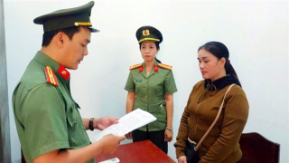 Khách và chuyên viên ngân hàng thông đồng làm "sổ đỏ" giả để vay vốn