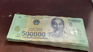 Tìm người đánh rơi cọc tiền mệnh giá 500.000 VND