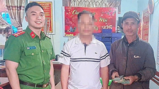Nhặt được hơn 130 triệu đồng, nhờ Công an xã tìm người trả lại