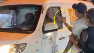 Giở thói côn đồ, dùng gạch, mũ bảo hiểm đập vỡ kính xe ô tô