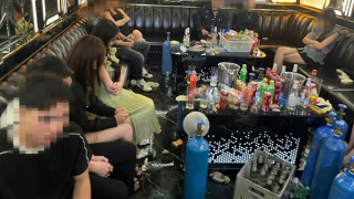 17 nam nữ thanh niên vào quán karaoke hát với "bóng cười"