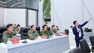 Thứ trưởng Lê Văn Tuyến kiểm tra công tác tại Trung tâm thông tin Chỉ huy Công an tỉnh Bắc Ninh