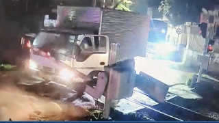 Nguy hiểm rình rập nhìn từ các vụ ôtô đâm gãy barie đường sắt