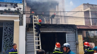 Kịp thời dập tắt đám cháy tại kho chứa hàng trong khu dân cư