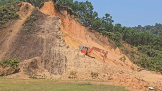 Doanh nghiệp bạt đồi khai thác đất lậu để thi công dự án đường giao thông