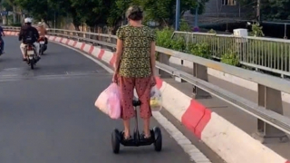 Người phụ nữ lớn tuổi bị phạt vì điều khiển xe điện cân bằng… đi chợ