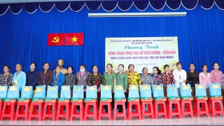 Trao tặng hơn 200 phần quà cho các gia đình chính sách, phụ nữ và học sinh nghèo