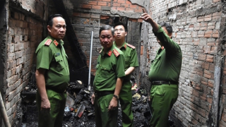 Cục Cảnh sát PCCC và CNCH kiểm tra hiện trường vụ cháy khiến 4 người tử vong ở Tiên Giang