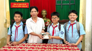 3 học sinh lớp 6 nhặt được tiền nhờ Công an tìm trả cho người đánh rơi