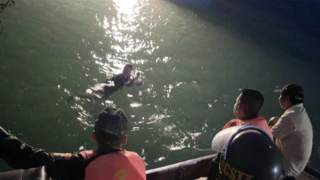 Người đàn ông có biểu hiện tâm thần, cầm dao bơi hàng trăm mét trên biển đòi tự sát