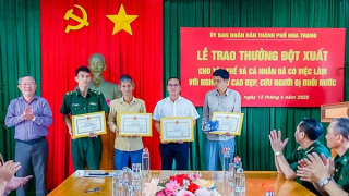 Khen thưởng 1 tập thể và 4 cá nhân dũng cảm cứu người nhảy cầu trong đêm tối