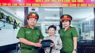 Nữ Việt kiều Canada cảm kích khi nhận lại tài sản bị đánh rơi