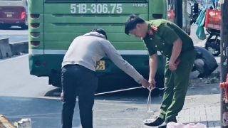 Người phụ nữ bán vé số khiếm thị gặp nạn khi vừa rời khỏi xe buýt