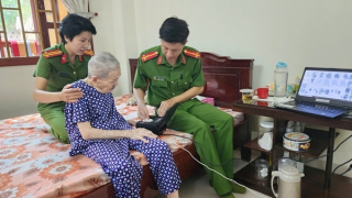 Công an phường đến nhà làm căn cước cho người già, người tàn tật