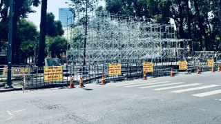 Phân luồng giao thông để phục vụ công tác lắp đặt lễ đài trên đường Lê Duẩn