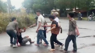 Mâu thuẫn khi lùi ô tô, 3 người bị chém trọng thương