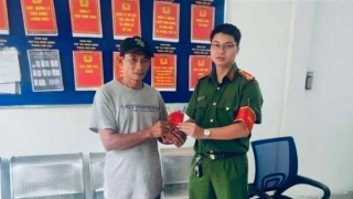 Người đàn ông bán bánh mì không tham của rơi