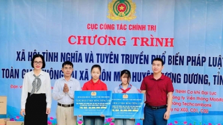 Trao tặng 100 suất học bổng tiếng Anh MobiEnglish cho hai điểm trường