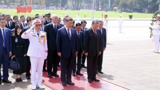 Tổng Bí thư, Chủ tịch nước Trung Quốc đặt vòng hoa và vào Lăng viếng Chủ tịch Hồ Chí Minh