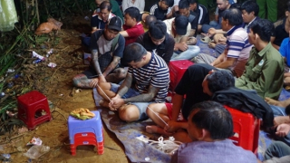 Đột kích sòng bạc trong rừng, bắt 36 đối tượng, thu giữ 800 triệu đồng