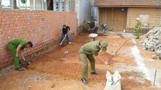 Công an xã Thuận An chung tay xóa nhà tạm, nhà dột nát
