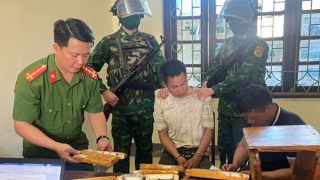 Bắt 2 đối tượng, thu giữ 2 bánh heroin cùng 66 nghìn viên ma túy