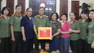 Công an TP Hà Nội thăm hỏi, tri ân gia đình liệt sĩ và cán bộ lão thành