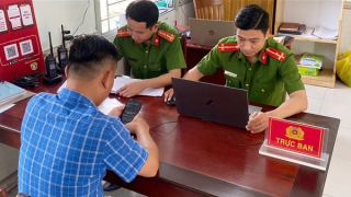 Công an phường giúp người dân nhận lại hơn 400 triệu đồng chuyển khoản nhầm