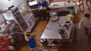 Bênh vực bạn gái, 3 đối tượng đâm tử vong nhân viên quán lẩu dê