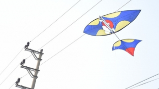 “Cái bẫy chết người” từ việc thả diều gần đường dây điện, trạm điện