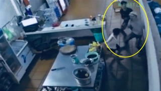 Xông vào quán lẩu dê quậy phá rồi đâm chết nhân viên