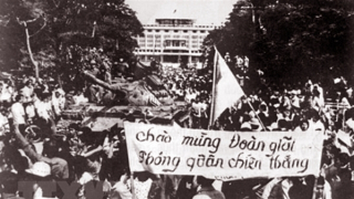 Hoa bất tử nở giữa lòng địch