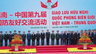 Hai Bộ trưởng Quốc phòng Việt Nam và Trung Quốc hội đàm