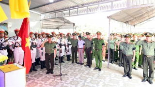 Đồng đội, người thân đưa tiễn Thiếu tá Nguyễn Văn Kha về đất mẹ