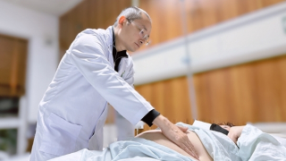 Phẫu thuật dạ dày giảm béo cho cô gái 102 kg