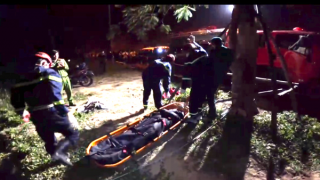 Cảnh sát đu ròng rọc tiếp cận vực sâu, đưa thi thể người nước ngoài lên mặt đất