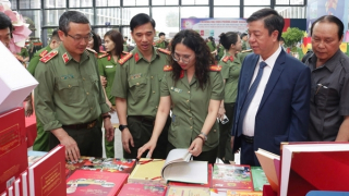 Khai mạc Ngày Sách và Văn hoá đọc Việt Nam và phát động phong trào đọc sách trong CAND